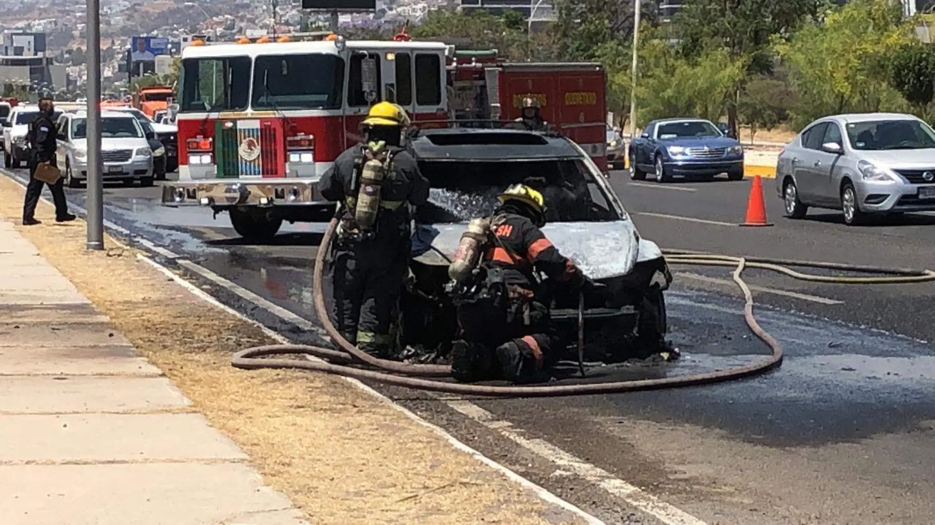 se incendia camioneta en bernardo quintana